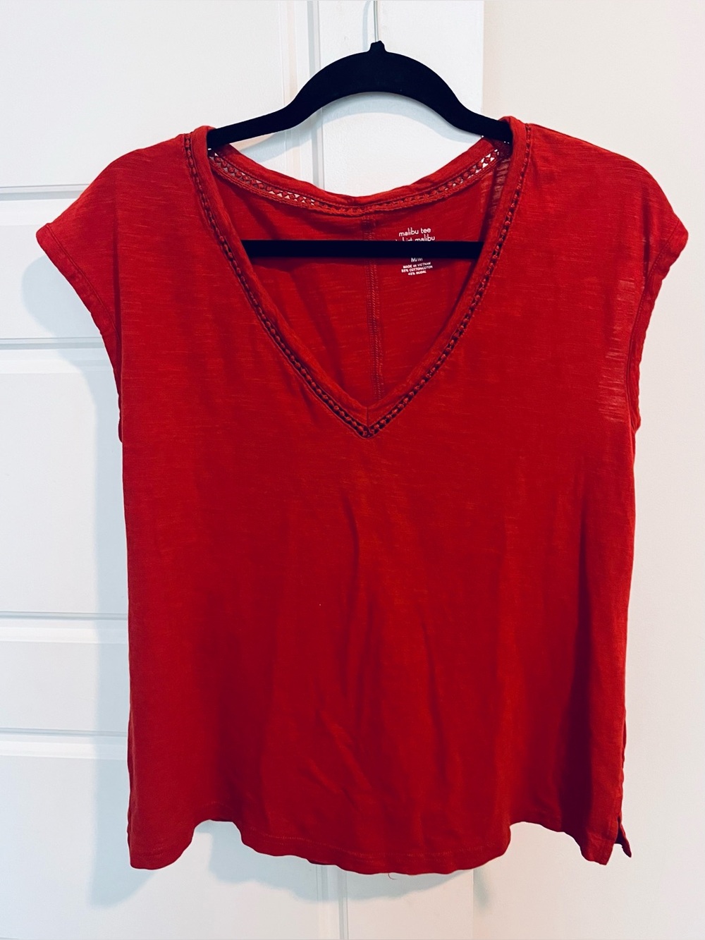 Banana Republic Malibu Tee Red-Orange V-Neck Crochet Trim Top Medium